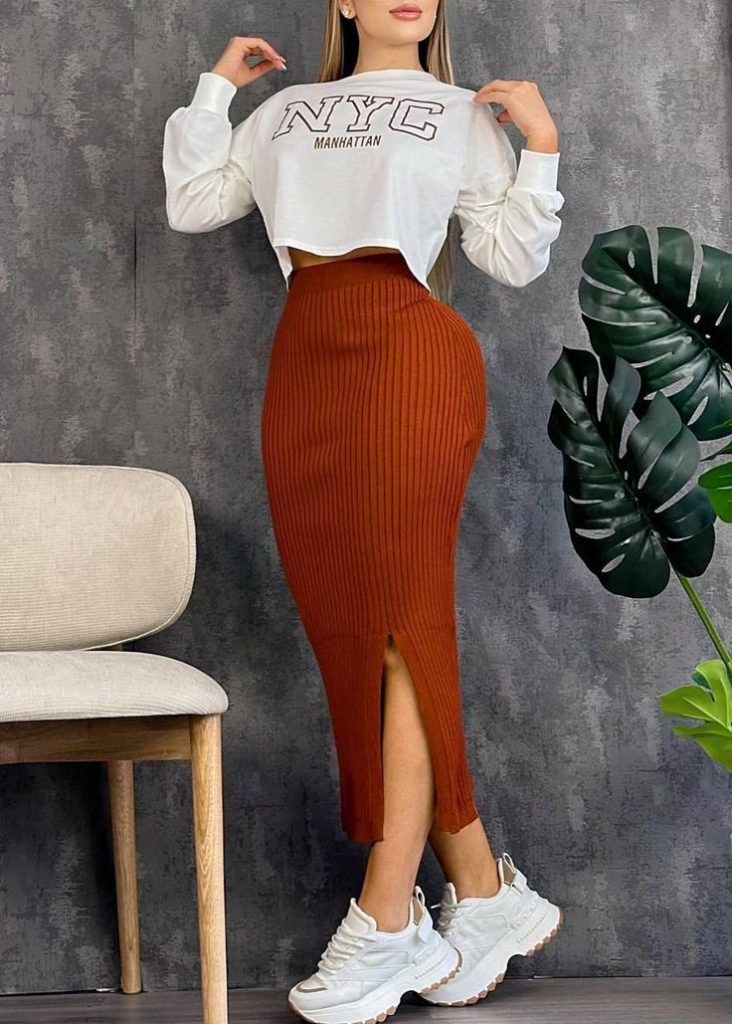 Model mengenakan koleksi baju aktif dan fashion sporty berwarna cerah untuk gaya hidup aktif dan stylish.