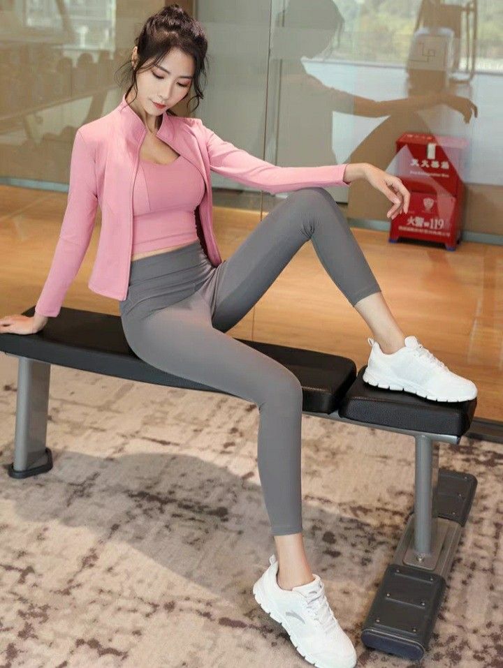 Baju gym stylish berwarna cerah untuk wanita di gym