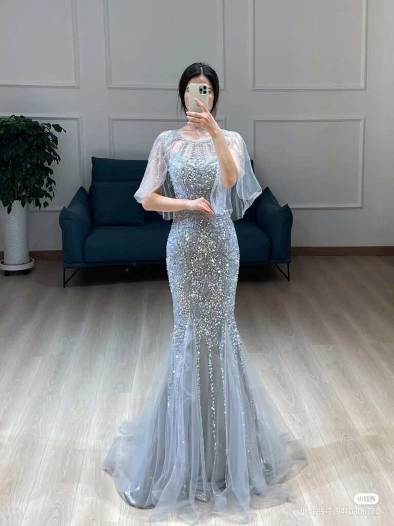 Tamu wanita mengenakan dress pesta pernikahan elegan warna pastel