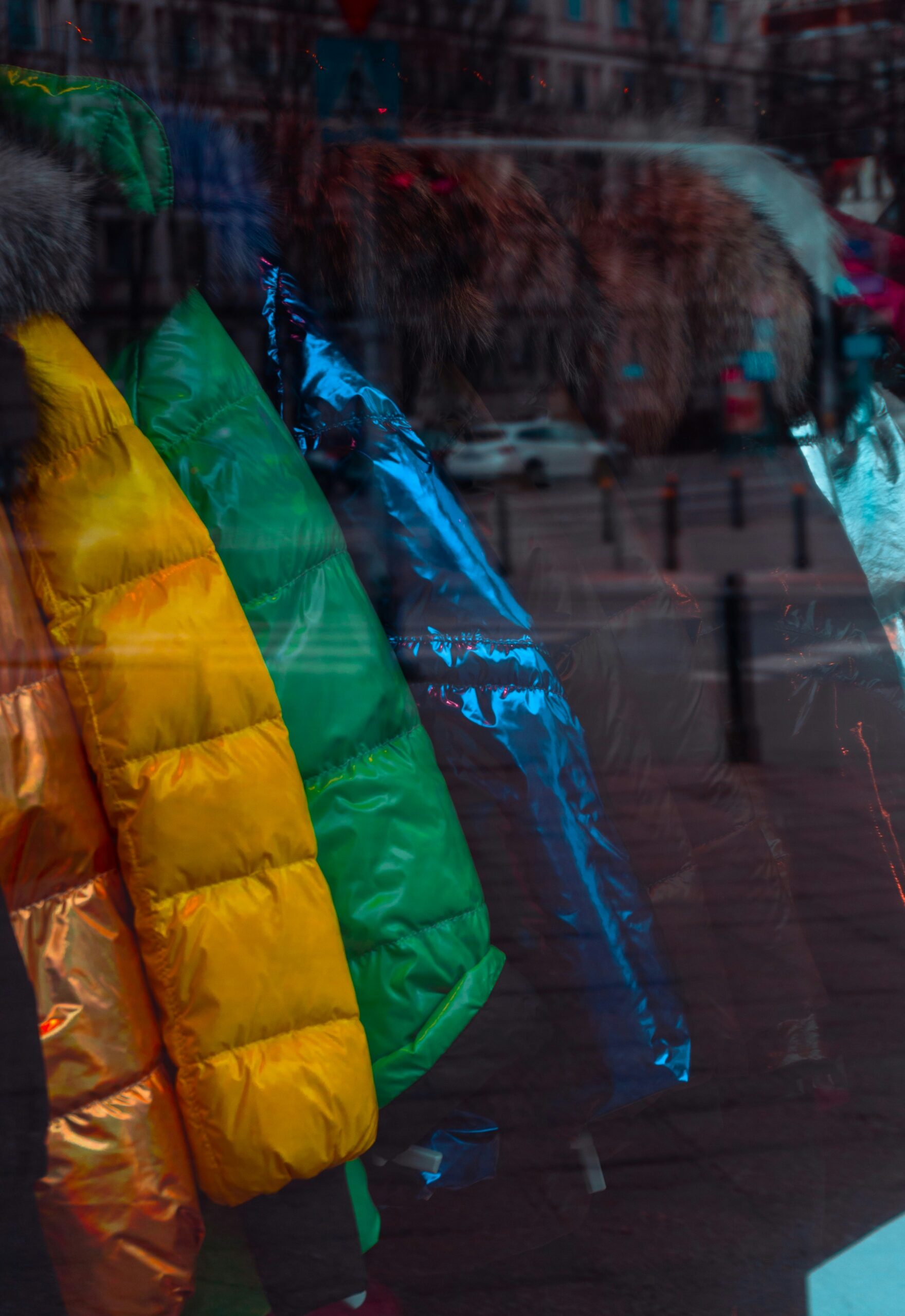 Outfit Casual dengan Reflective Detail yang Eye Catching