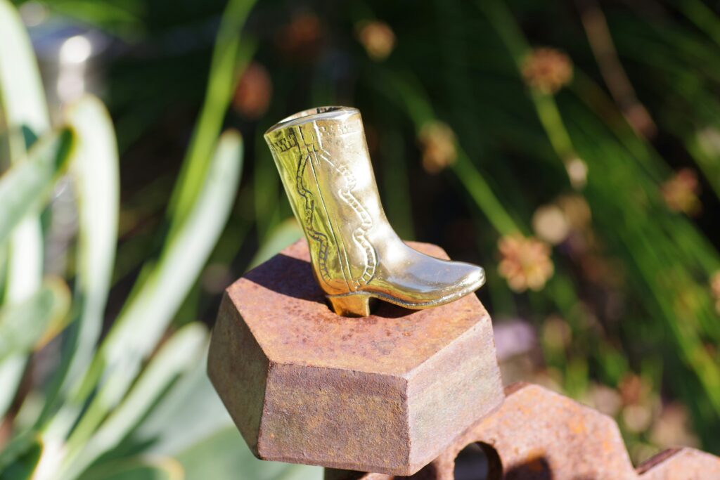 Tips Tampil Stylish dengan Metallic Boots Setiap Hari